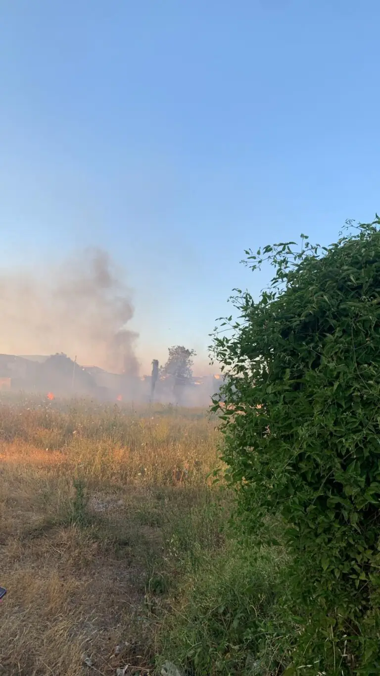 Scoppia incendio in un campo al confine tra 2 comuni: fumo invade la città