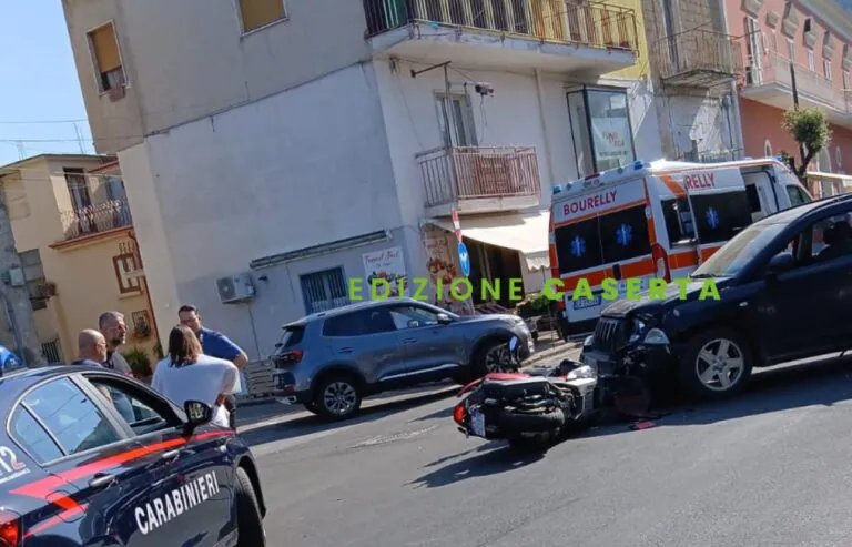 Impatto nei pressi del municipio, scooter sotto l’auto