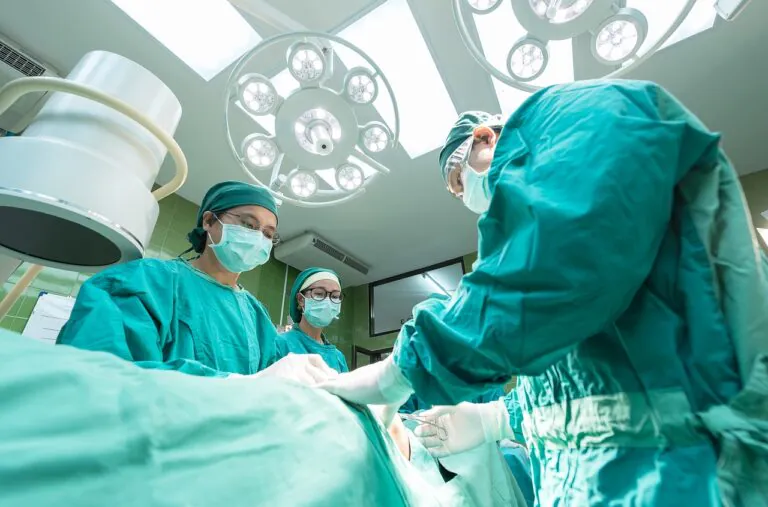 Medici sbagliano intervento chirurgico: clinica condannata a maxi risarcimento