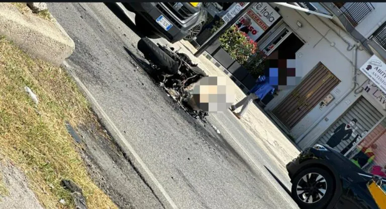 Motociclista si scontra con un’auto sullo stradone: trasportato d’urgenza