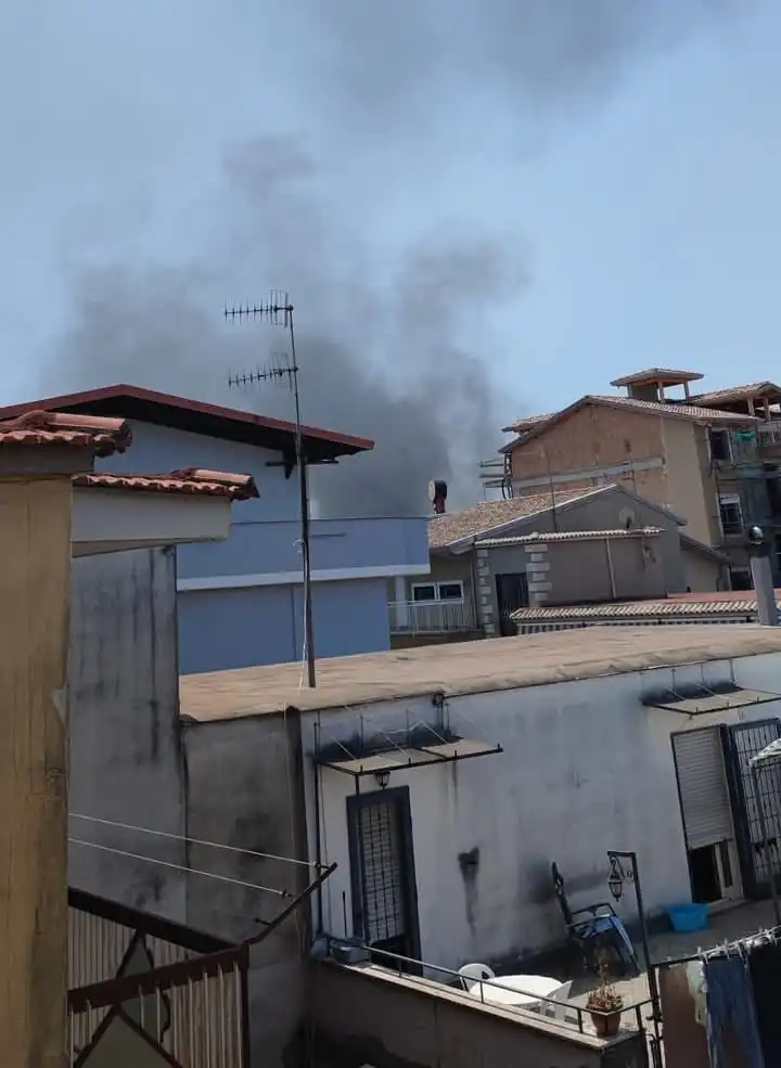 Scoppia maxi incendio nel deposito: l’intervento dei pompieri