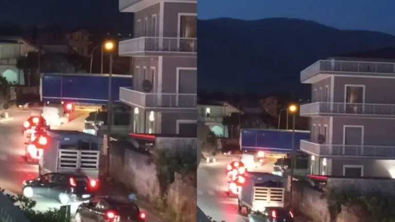 Tir resta bloccato in mezzo alla strada, traffico in tilt nella frazione