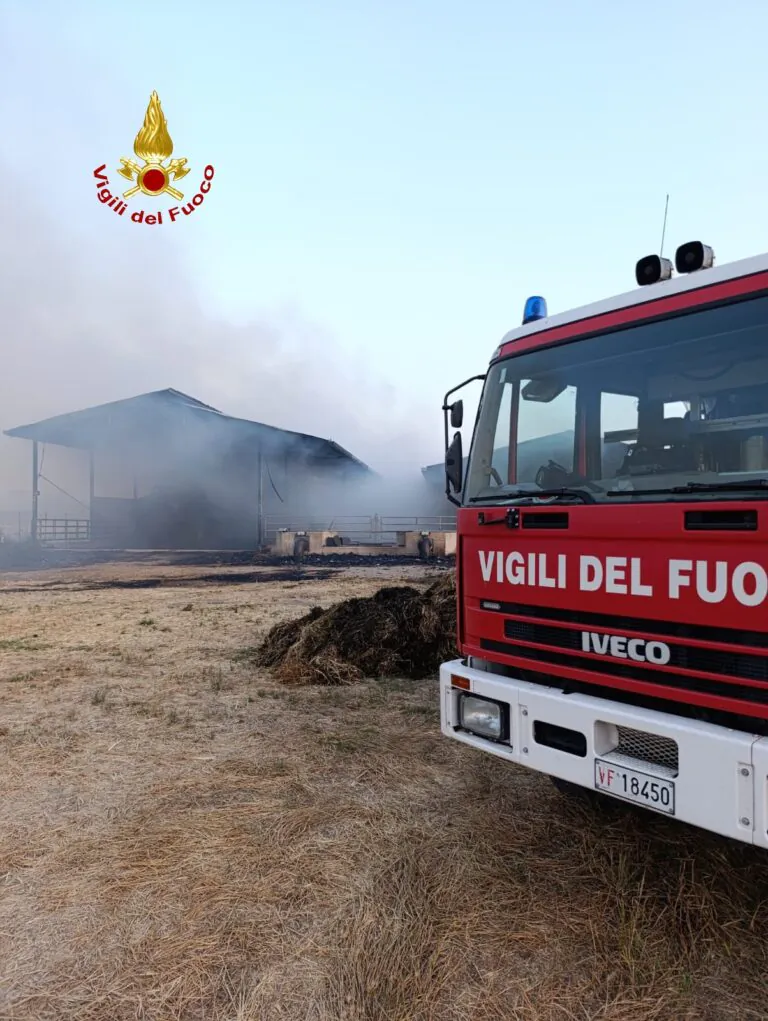 Scoppia maxi incendio nella frazione: l’intervento dei pompieri