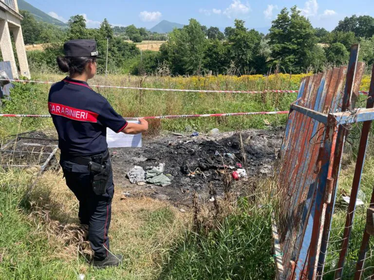 Militari intervengono su rogo di rifiuti