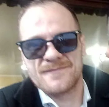 Tragico schianto nella valle: muore padre di famiglia, figlio e moglie in ospedale. Il nome e la foto
