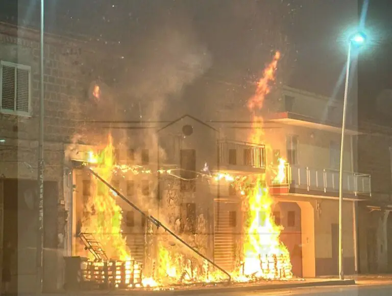 Negozio di ortofrutta distrutto da un incendio. Foto