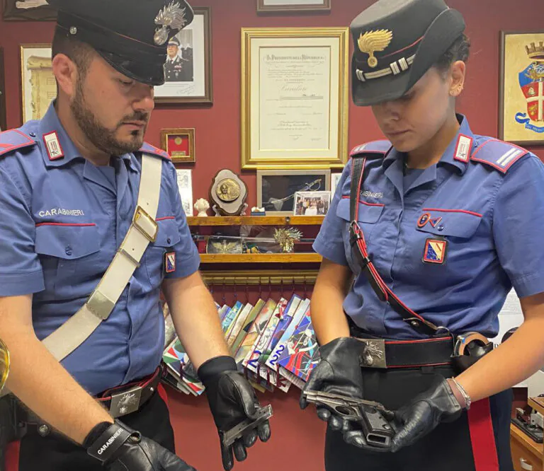 Pistola con colpo in canna in un condominio