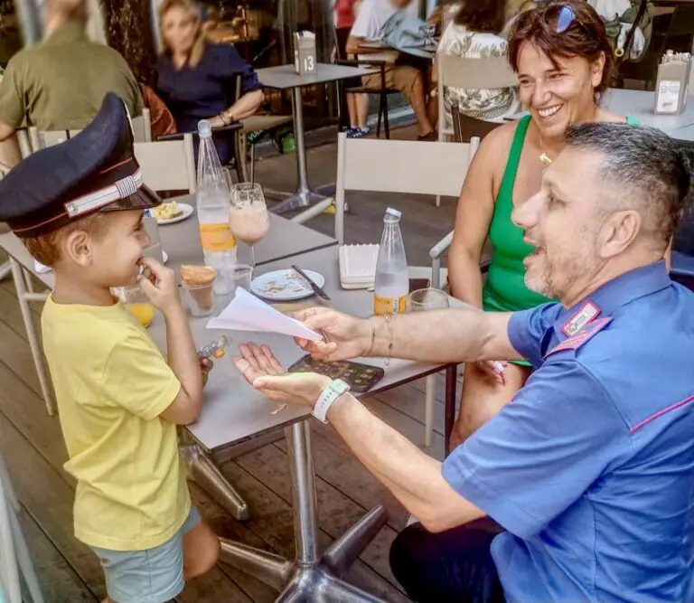 Bimbo di 6 anni sparisce dal parco giochi: svolta dopo l’ansia