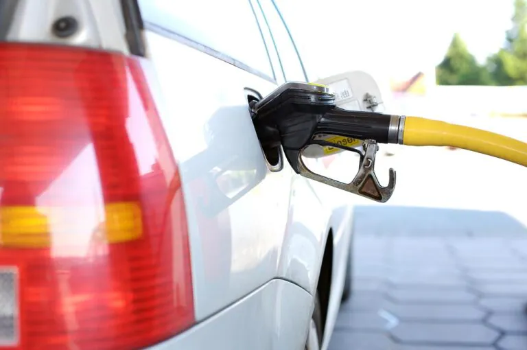 Truffa alla pompa di benzina, occhio alla nuova tecnica: così fanno il pieno con i tuoi soldi