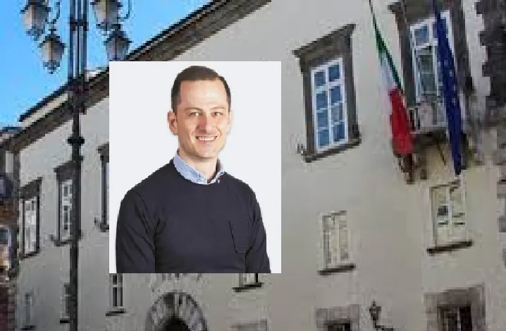 Consigliere indagato si dimette