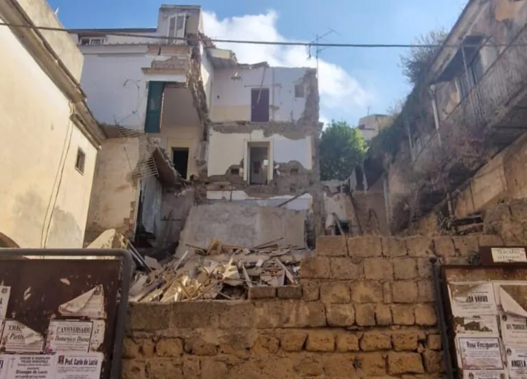 Balcone crolla nel centro storico: paura tra i residenti