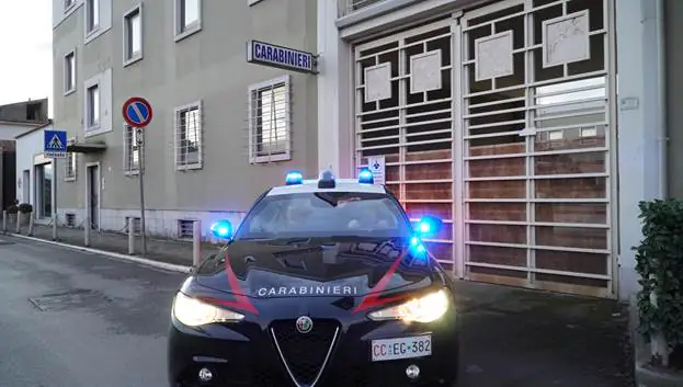 Scoperto con droga in casa aggredisce i carabinieri con una lastra di marmo