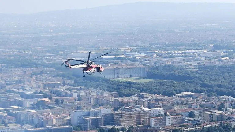 Casertavecchia bruciano i campi. Vigili del fuoco in azione