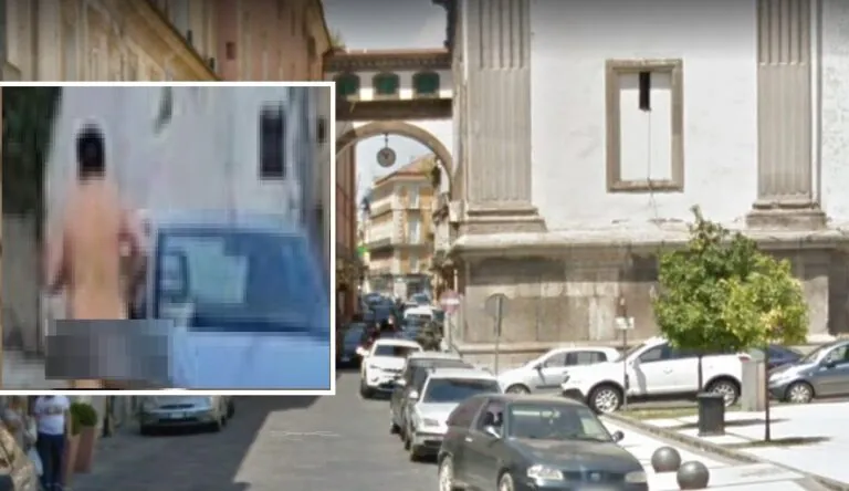 Gira nudo per le strade e per le attività commerciali attaccando le persone: interviene la Polizia