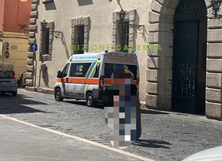 Si toglie i vestiti, si tuffa nella fontana e poi corre tutto nudo per il centro: fermato