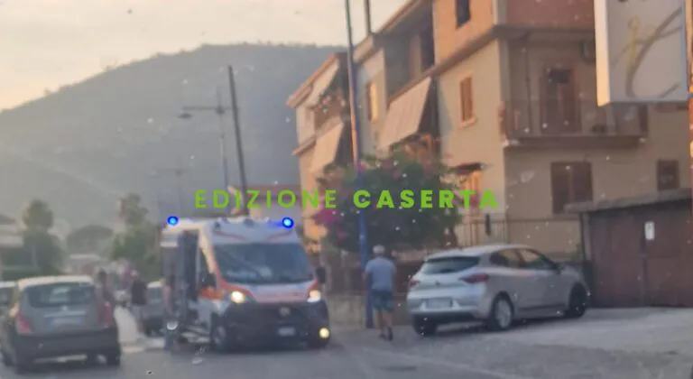 Sbanda su un dosso e si schianta contro auto in sosta: paura per il conducente