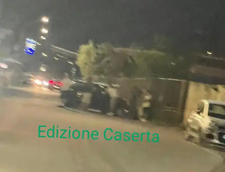 Si schianta con l’auto contro un’altra e sbatte la testa contro il vetro, conducente ferito
