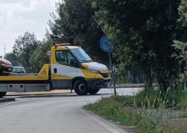 Sbanda con l’auto e si ribalta, conducente ferito