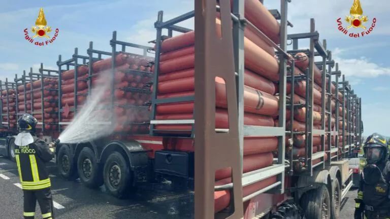 Paura sull’A1, tir prende fuoco all’improvviso. Intervengono i pompieri