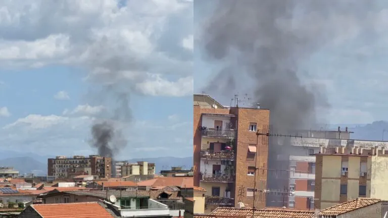 Scoppia incendio nelle palazzine, colonna di fumo visibile da lontano