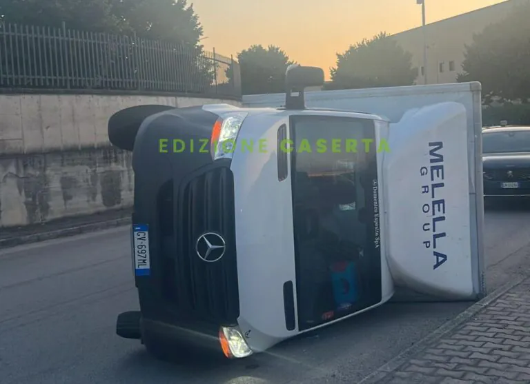 Si ribalta dopo aver caricato la merce: arriva ambulanza