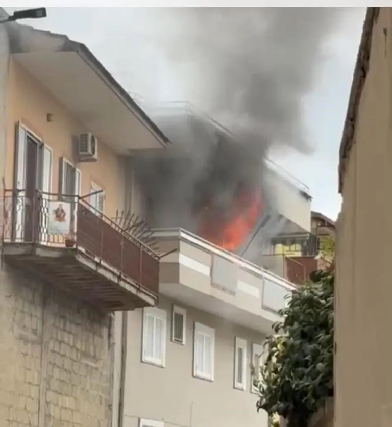 Casa va a fuoco all’improvviso nei pressi della piazza: paura tra i residenti
