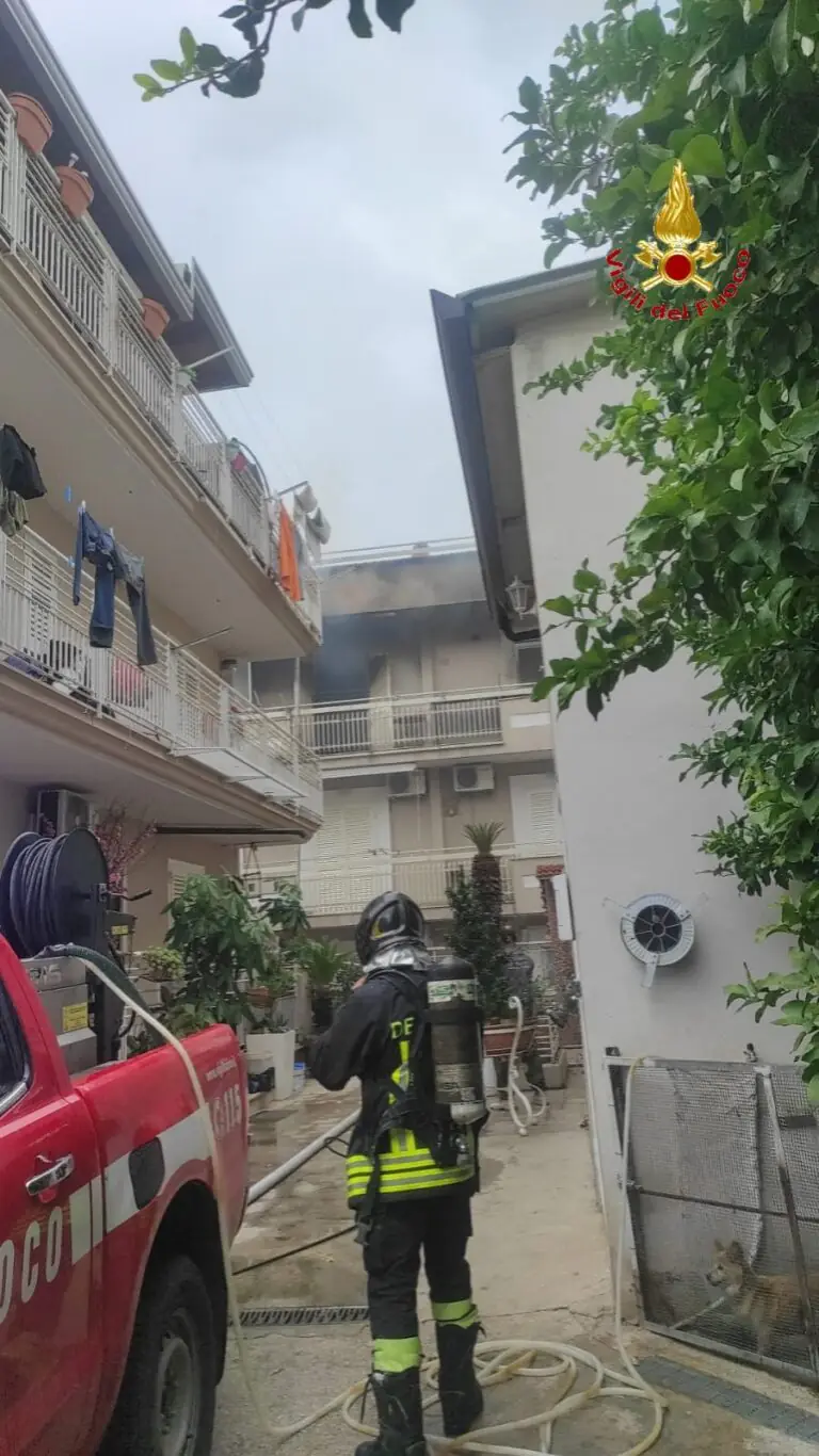 Scoppia incendio in un’abitazione: pompieri in azione