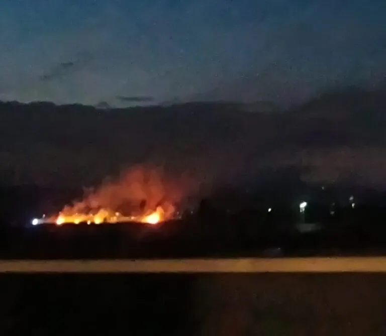 Maxi incendio al confine tra 2 comuni, nube di fumo invade la zona