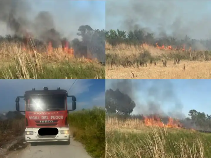 Vasto incendio scoppia al confine tra 2 comuni: Protezione Civile e Pompieri in azione