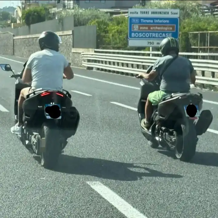 Girano in scooter sull’A3 con la stessa targa: scatta la segnalazione