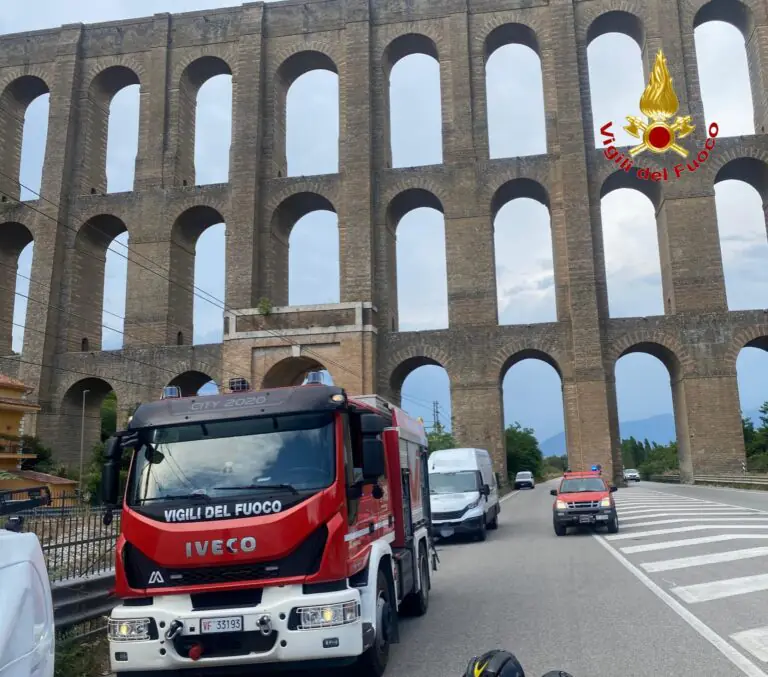 Terribile incidente, furgoncino sotto il tir: 2 estratti dalle lamiere