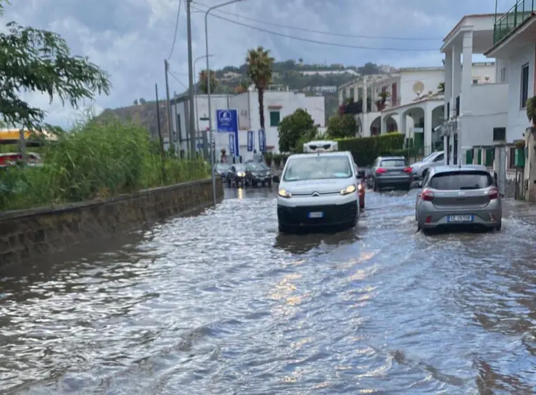 Strade allagate, soccorsi in difficoltà. Litorale impantanato