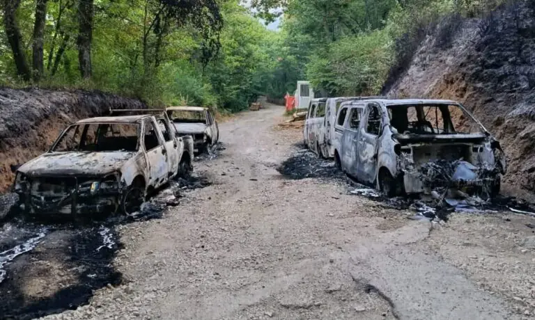 Mezzi dati alle fiamme nella zona della Valle: si è rischiato disastro