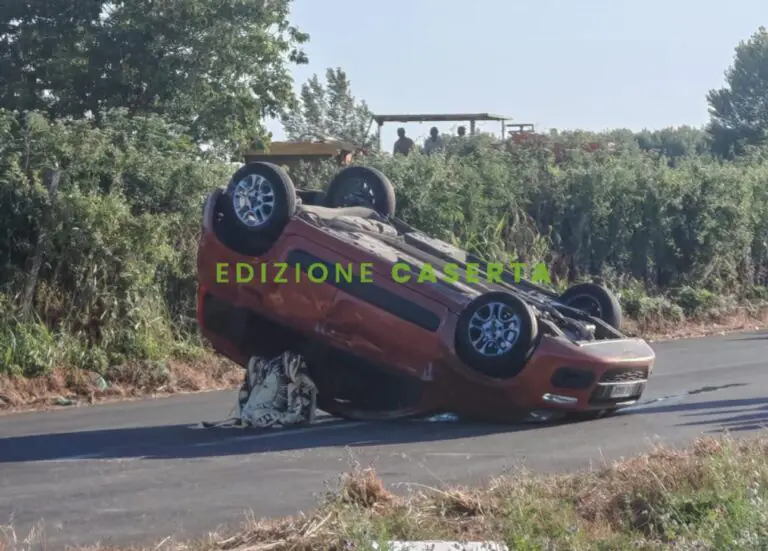 Auto si ribalta, muore 22enne. Si cerca conducente