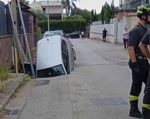 Auto sprofonda in una voragine, paura in periferia