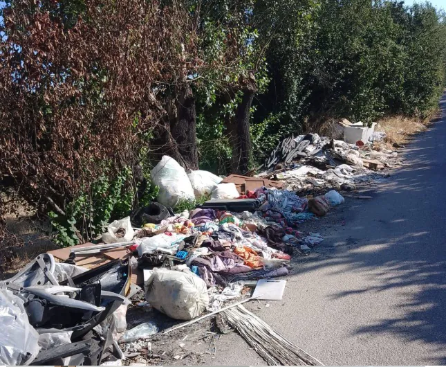 Rifiuti ovunque e strade dissestate, estate nera. E c’è lo spettro doppi turni
