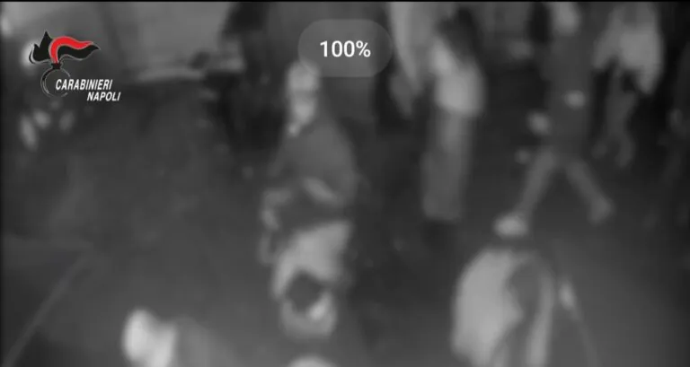Sparano tra la folla per una fila non rispettata in un locale, 3 fermati. Video