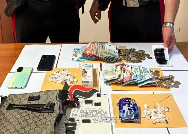 Lancia pacco di droga per sfuggire all’alt, acciuffato e arrestato