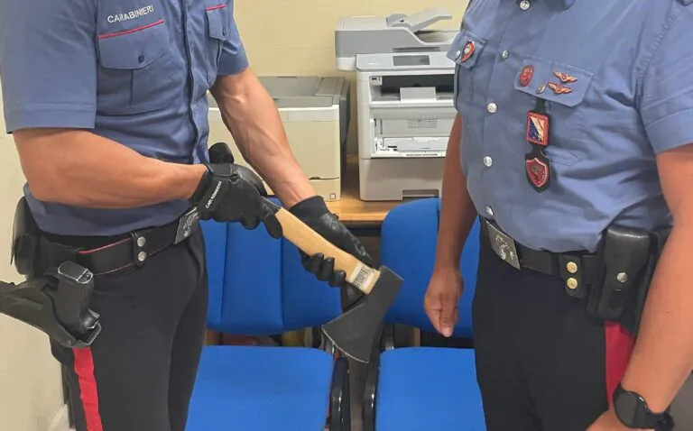 Shining in provincia: ubriaco assalta con le asce la stanza dove sono chiusi moglie e figli