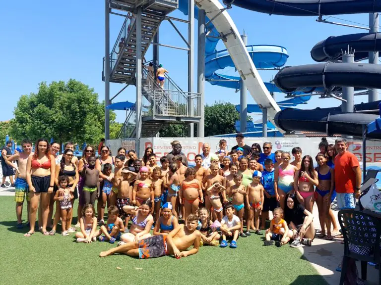 Campi Estivi del Comune in piscina, la visita delle istituzioni