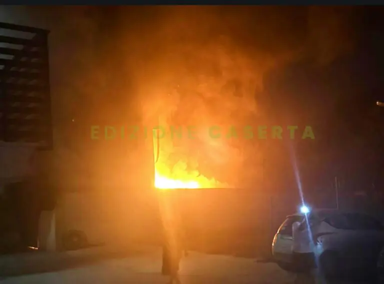 Deposito in fiamme tra 2 frazioni: arrivano i pompieri