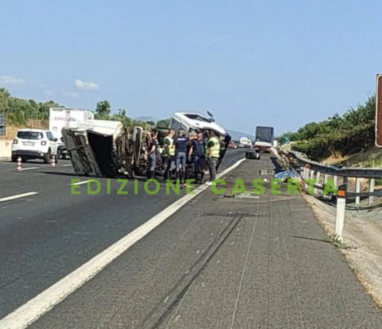 Tragedia sulla strada delle vacanze, 2 morti nello scontro col bus