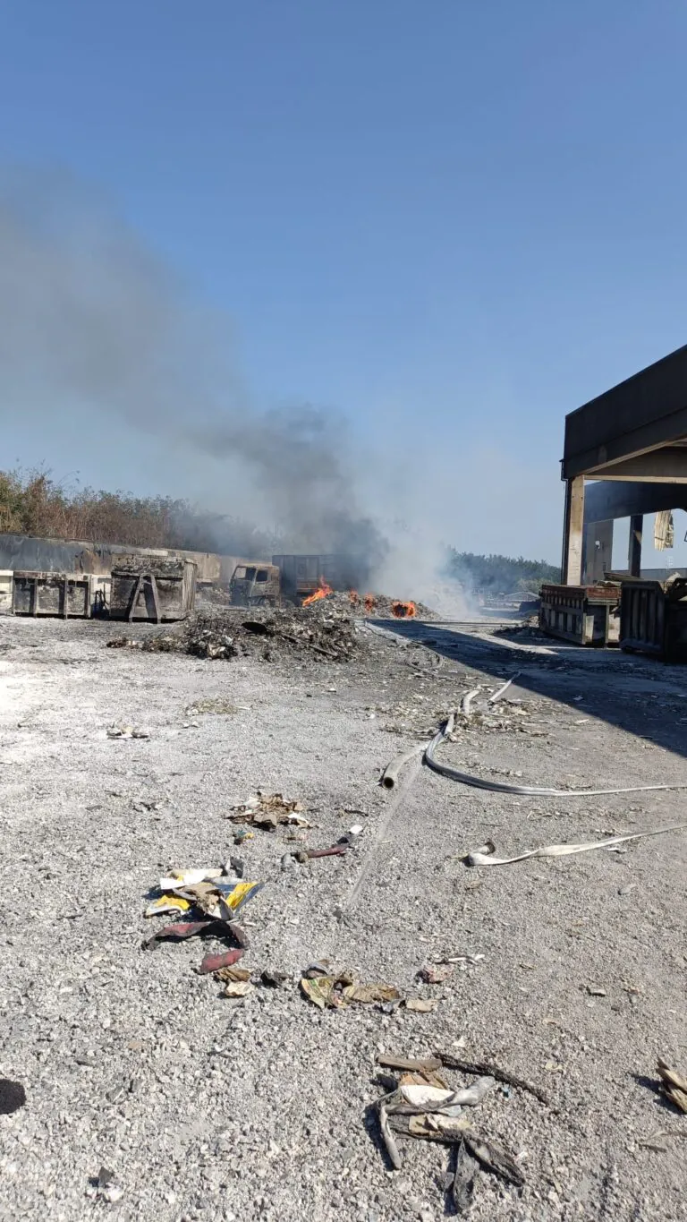 Nuovo incendio nel capannone andato distrutto il 9 luglio