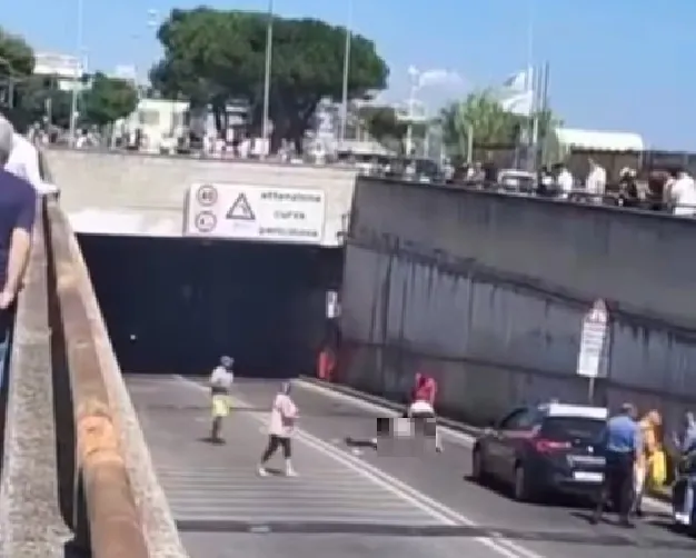 Vola giù dal ponte dopo schianto in moto e muore