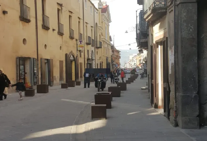 Muore mentre è in sella allo scooter elettrico, tragedia in centro