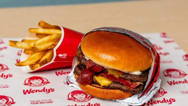 Arriva il fast food con gli hamburger quadrati: 170 ristoranti e migliaia di posti di lavoro