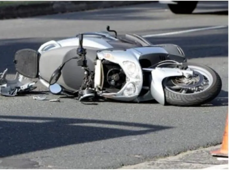 Scontro tra auto e scooter, ragazzina finisce a terra