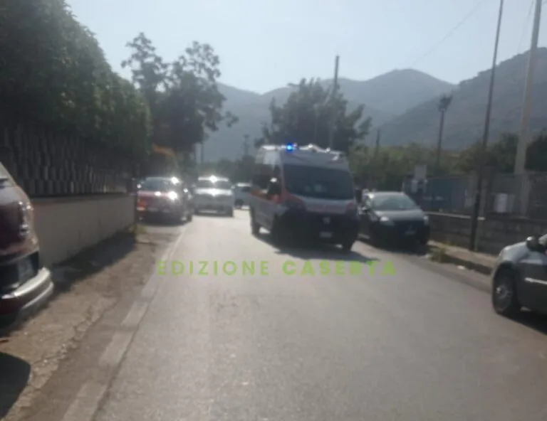 Scooter finisce sotto l’auto, giovane centauro resta a terra