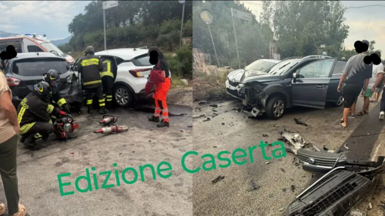 Schianto terribile in periferia, incastrati tra lamiere: corsa in ospedale per uno