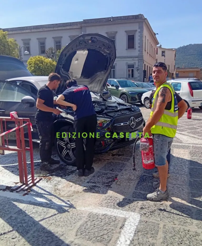 Auto ibrida nuova prende fuoco in centro